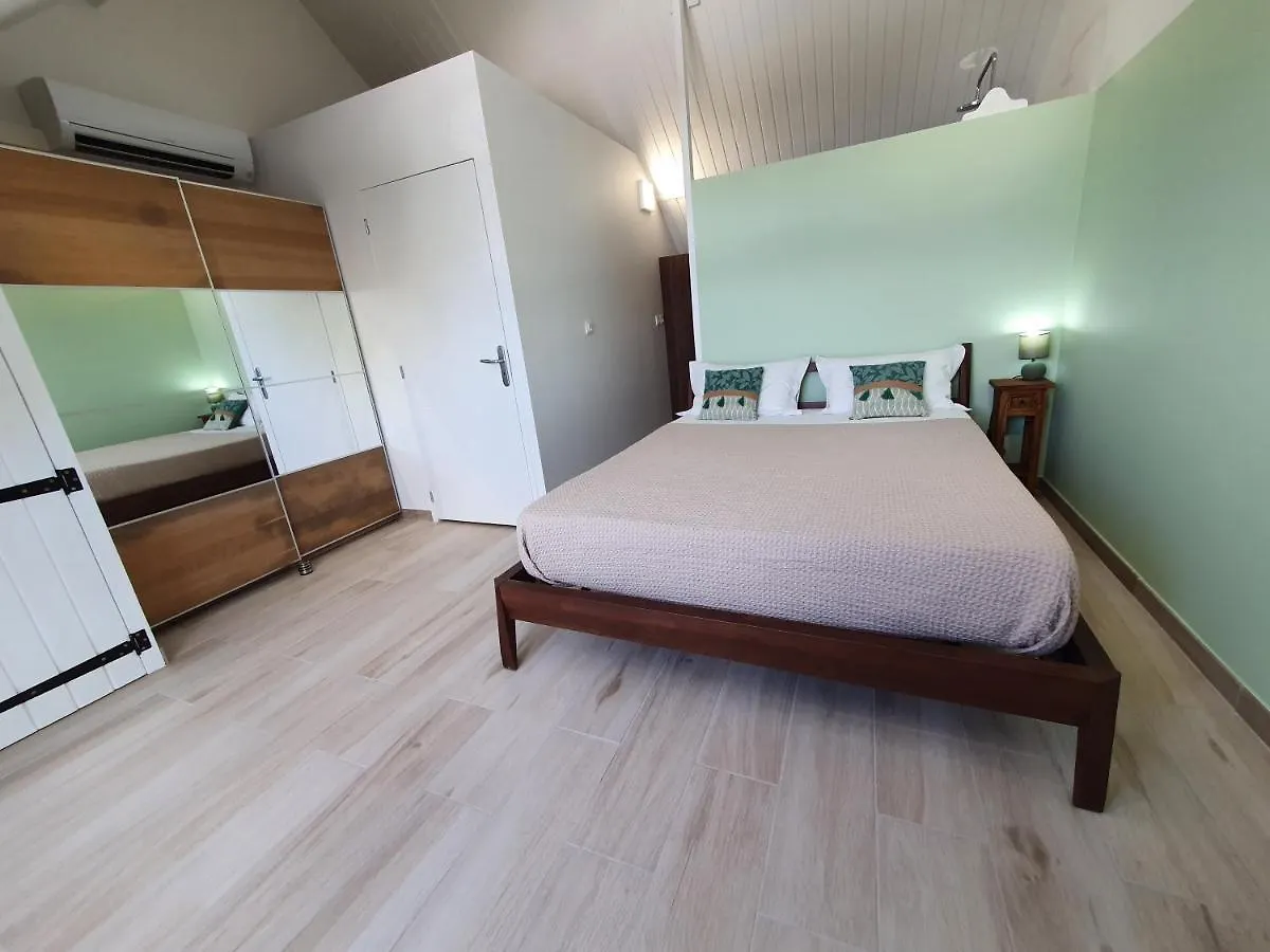 Pinel Superbe Appartement En Residence Vue Mer Cul de Sac Apartment